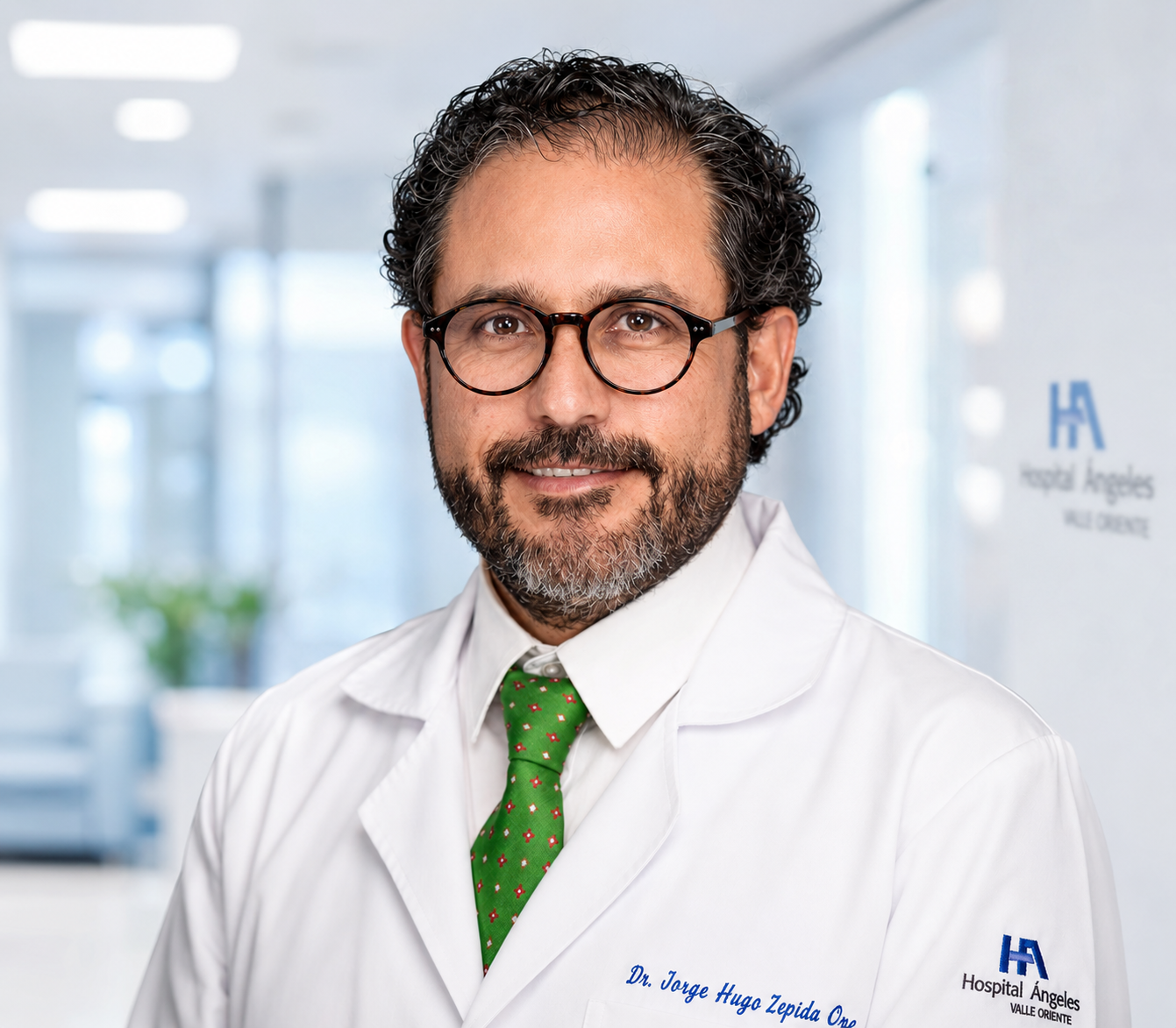 Retrato del Dr. Jorge Hugo Zepeda Ortega, ginecólogo en Hospital Ángeles Morelia
